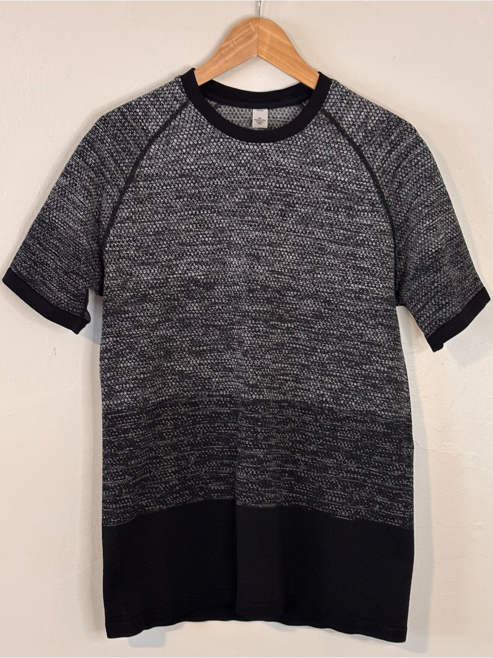 🌸 Zella Men’s Small Black and Grey Seamless Athletic T-Shirt
